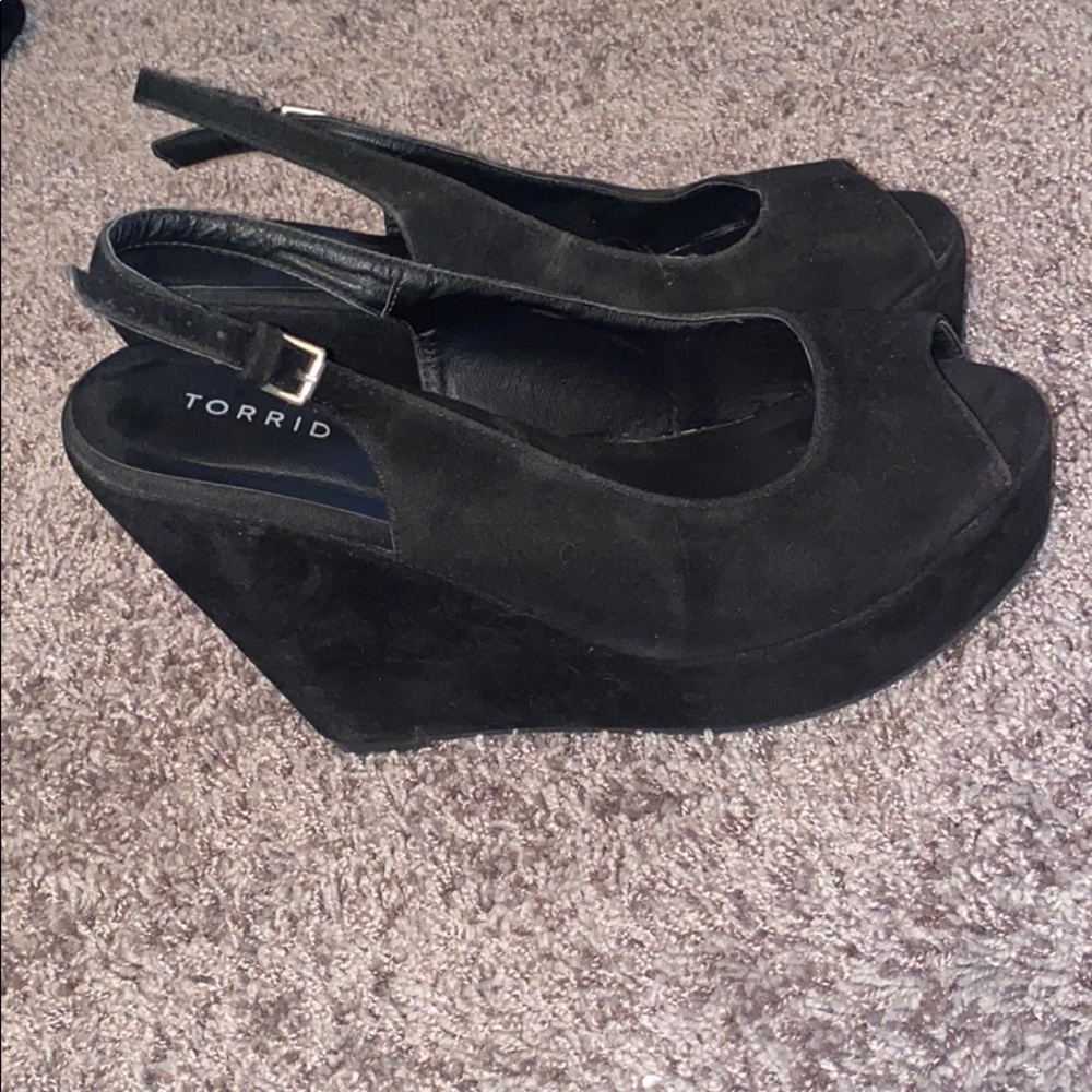 Black wedges